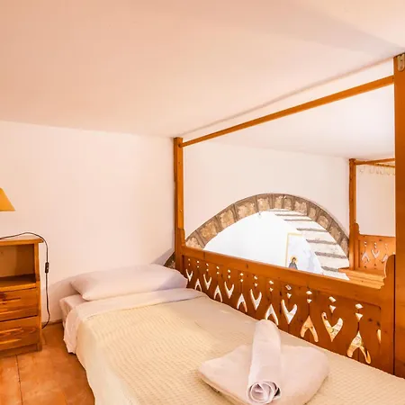 Constantino Traditional Retreat - 19th Century Holiday home Foinikion