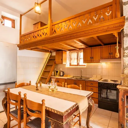 Constantino Traditional Retreat - 19th Century Foinikion