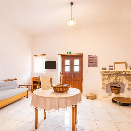 Constantino Traditional Retreat - 19th Century Foiníkion