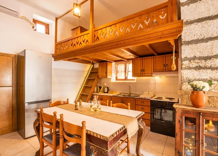 Constantino Traditional Retreat - 19th Century Foiníkion