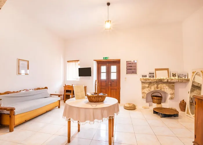 Constantino Traditional Retreat - 19th Century Foiníkion